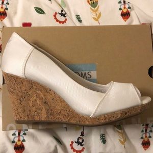 NWOT sz 8 white Toms wedges